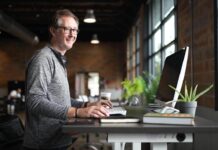 Bewegung und Haltung am Arbeitsplatz: So bleibst du im HomeOffice körperlich aktiv und schmerzfrei Bewegung und Haltung am Arbeitsplatz - So bleibst du im HomeOffice körperlich aktiv und schmerzfrei