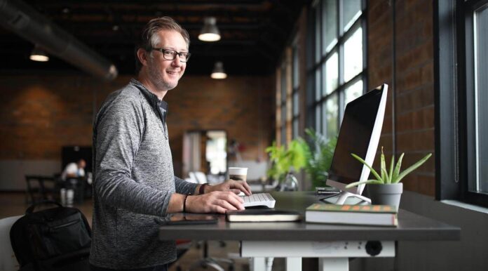 Bewegung und Haltung am Arbeitsplatz - So bleibst du im HomeOffice körperlich aktiv und schmerzfrei