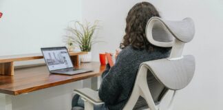 Der perfekte Schreibtischstuhl: So findest du das optimale Modell für lange Arbeitstage Ergonomischer Bürostuhl für das Arbeiten im HomeOffice