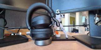 Top 10: Die besten Headsets für das Home-Office Jabra Evolve2 85 auf Ladestation Test und Erfahrungsbericht des Bluetooth-Headsets für das HomeOffice und Großraumbüro