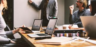 Psychologische Sicherheit im Team: Warum sie der Schlüssel zu Innovation und echter Zusammenarbeit ist Psychologische Sicherheit - Erfolgsfaktoren fürs Team - Verantwortung übernehmen - Verletzlichkeit zeigen - Vertrauen schenken