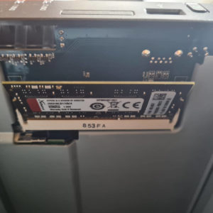 Nun gilt es den bestehenden Arbeitsspeicher aus dem NAS Gehäuse zu entfernen.