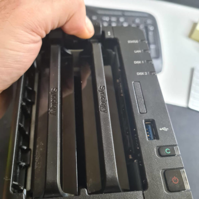 Im Anschluss werden die Festplatten aus dem Synology DS218+ Gehäuse entfernt.